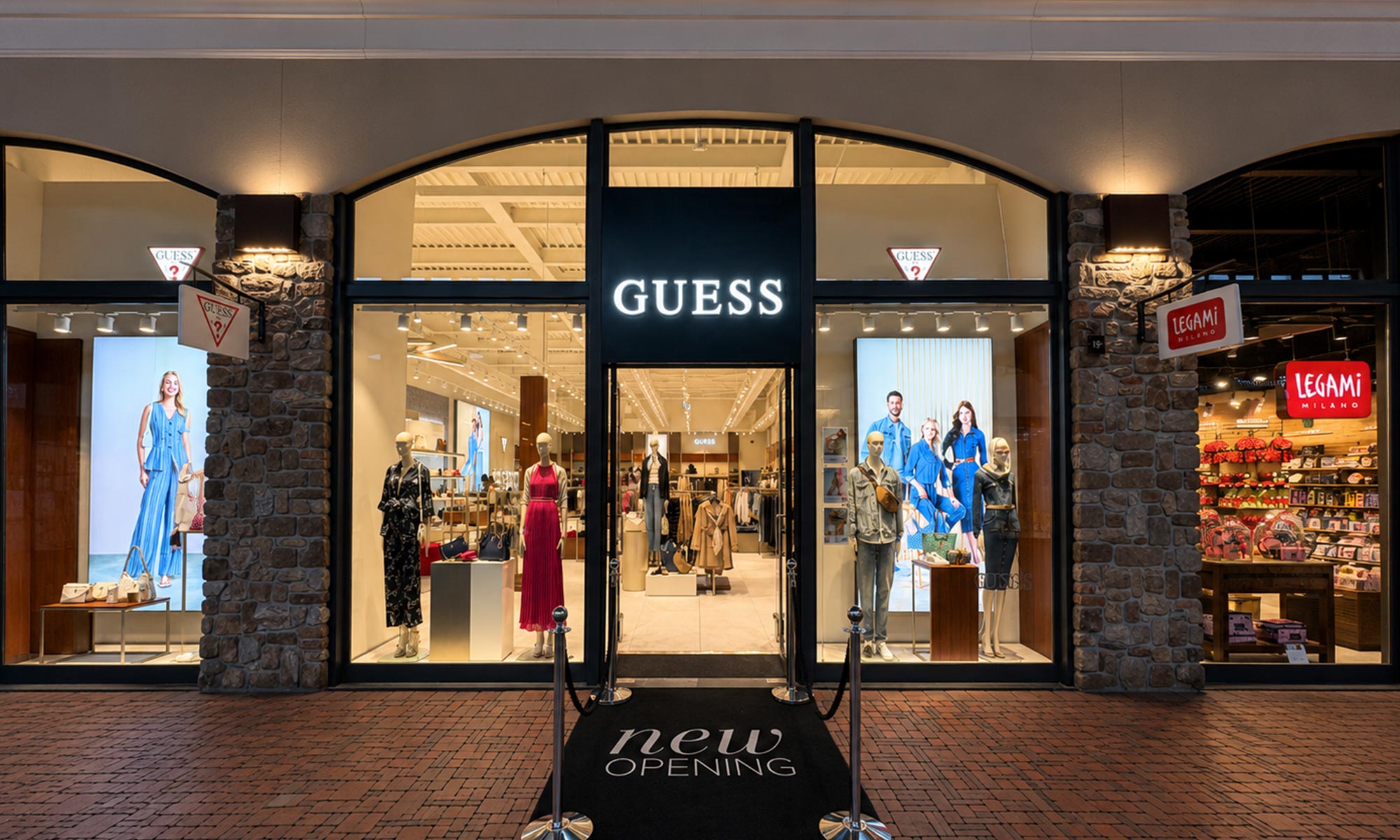 Vetrina del nuovo store Guess