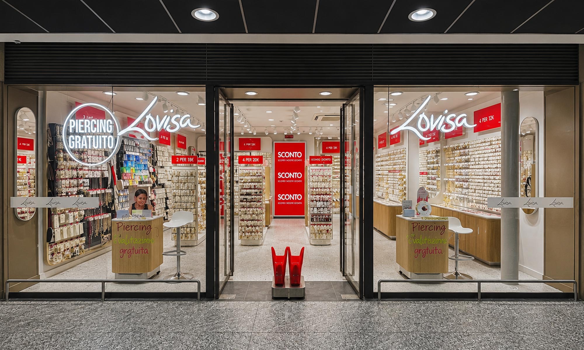 Vetrina dello store Lovisa in stazione Porta Nuova a Torino