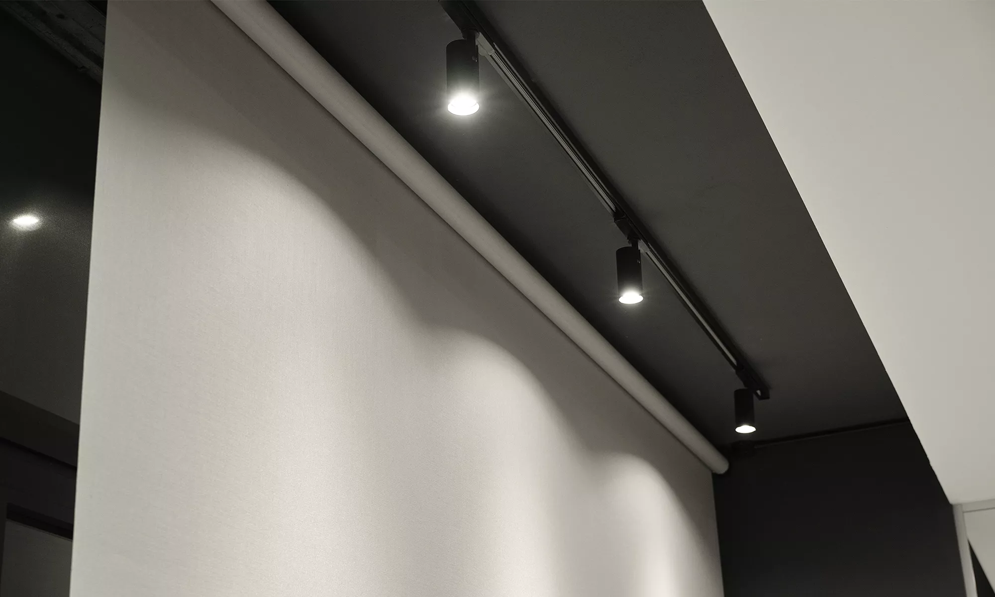 Dettaglio illuminazione retail con faretti led orientabili