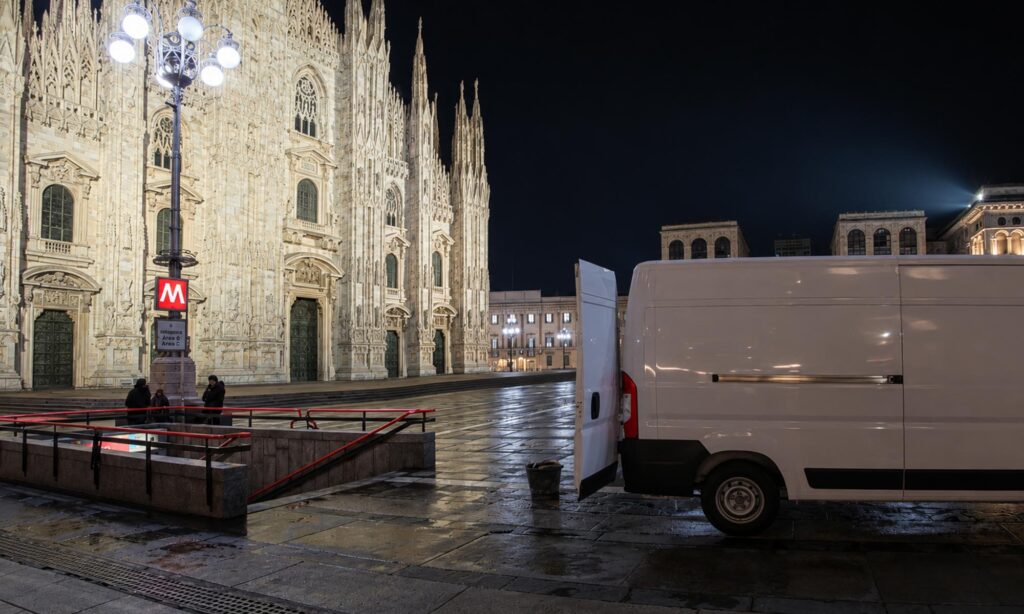 Scarico materiali in Piazza Duomo a Milano in notturna